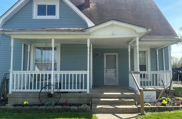 Cozy home one block from shopping and dining in downtown Rockville