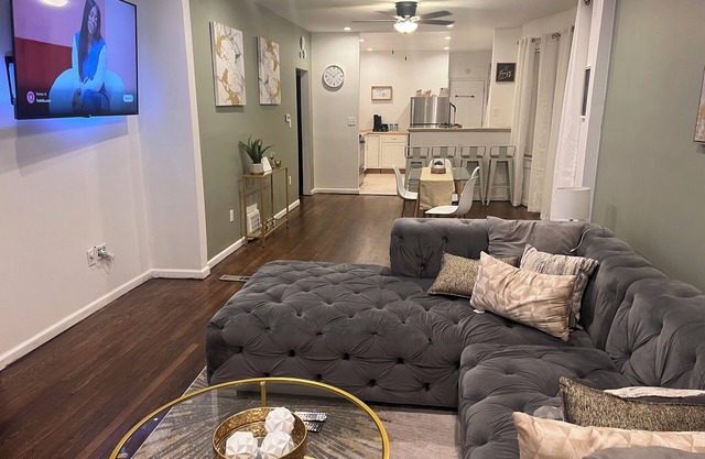 Charming Historic Neighborhood Stay Near Downtown Detroit – Cozy and Convenient!