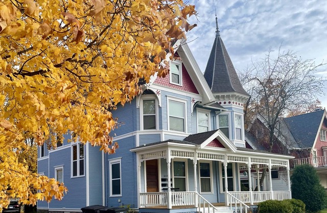 Stylish, Historic Upper- Walk to Downtown, Lakes, Restaurants & Summer Fun ☀️🎵