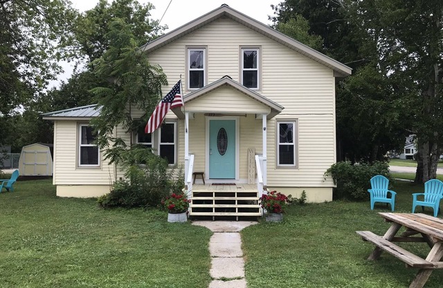Charming Historic Mackinaw City Cottage