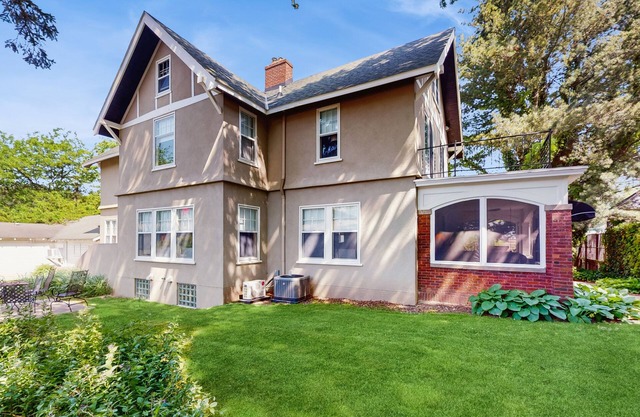 Charming historical home with gated entrance & gas grill - walk around downtown