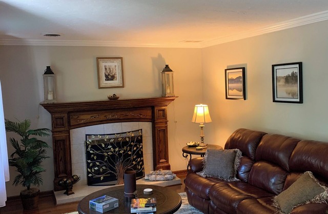 Charming Historical Hudson Retreat on almost 4 acres! Wildlife views daily!!