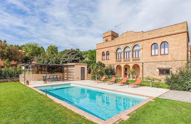 Charmante maison de vacances à Vulpellac avec piscine partagée