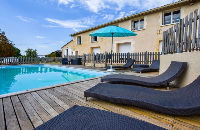 Charmante maison avec piscine privée au milieu des vignobles bordelais.