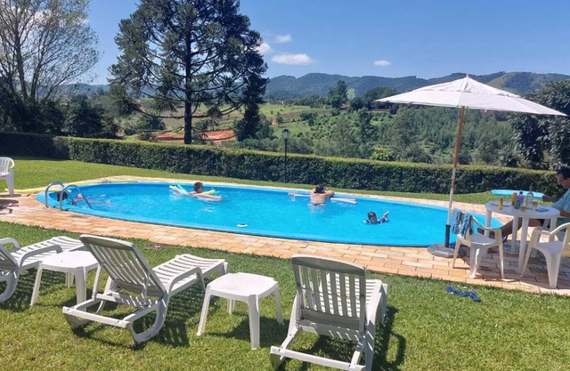 Charmante maison avec grand balcon et belle vue sur les montagnes de la région.