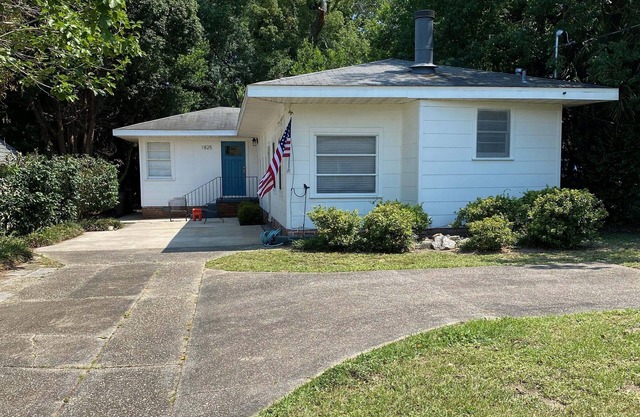 Charming Home in East Hill, nearby neighborhood parks, bayou, beach and downtown