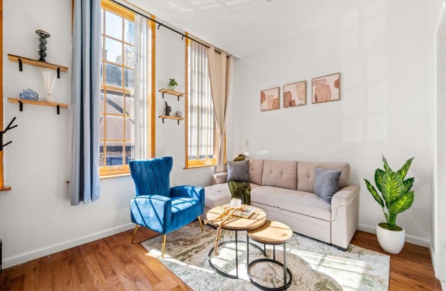 Charming Home In Heart of City With King Size Bed!