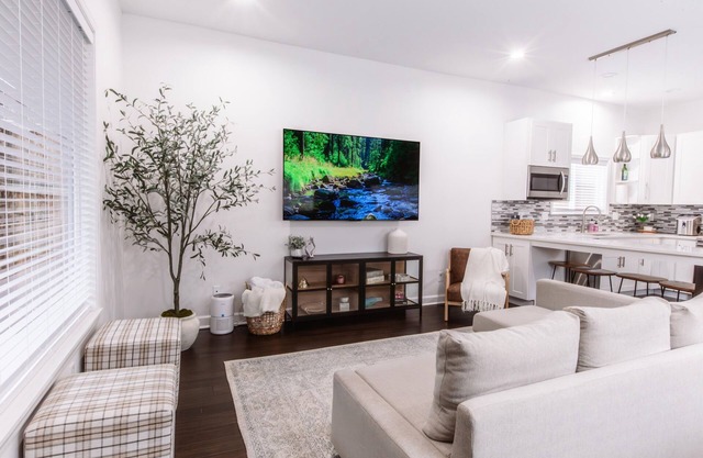 Modern Comfort & Lexington Charm – Near UK & Rupp!