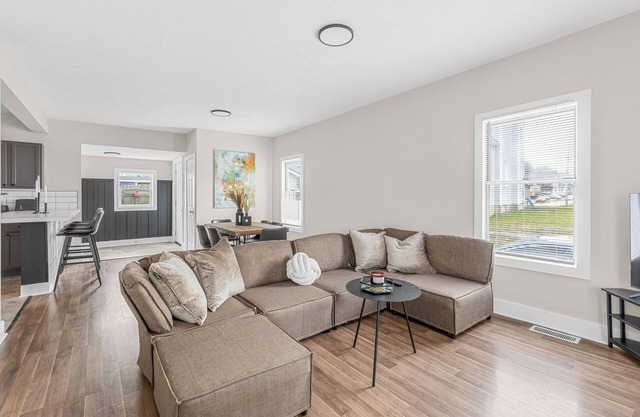 Charming Home Near Heart of Downtown Sleeps 12