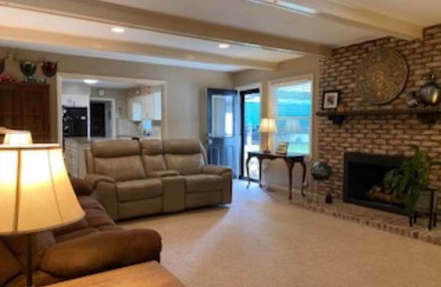 Belle maison de style ranch, location de maîtres est disponible !!