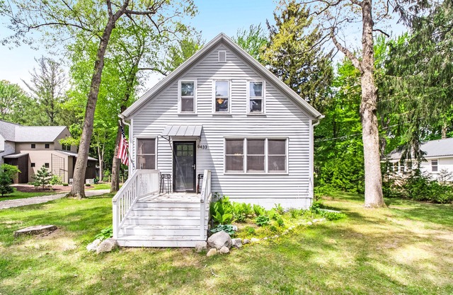 Charming Home w/Large Yard, Free WiFi, Furnished Deck, Gas Grill, Firepit