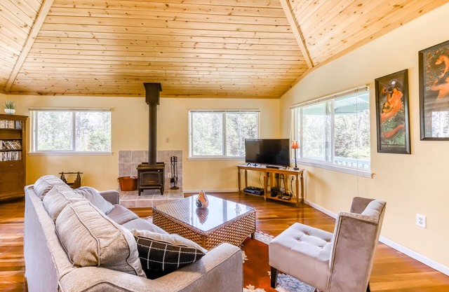 Charmante maison avec poêle à bois - À 10 minutes du parc national des volcans d'Hawaï!