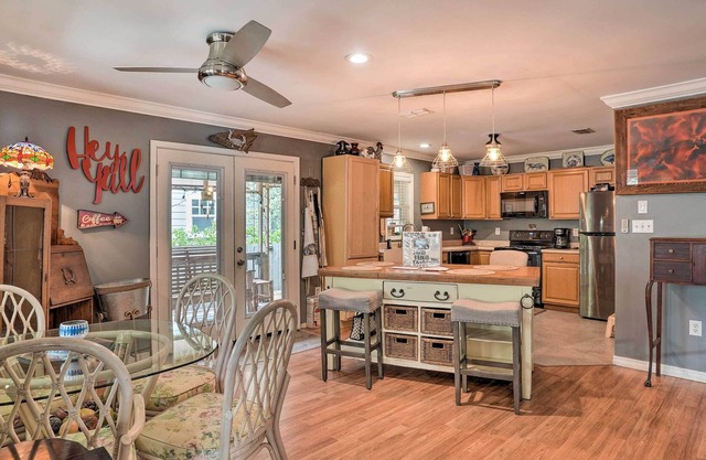 Charming Home w/Yard, Walk to Beach & Casino