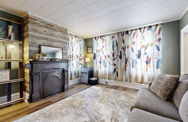 Charming home with patio & amazing location- Dog friendly