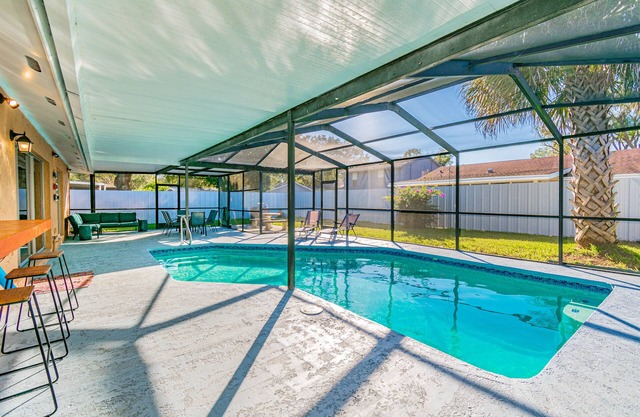 Charmante maison avec superbe piscine chauffée! Près de l'aéroport, des plages et des attractions