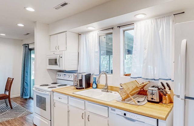 Charming home with game room, central AC, grill, washer/dryer, WiFi, & Netflix