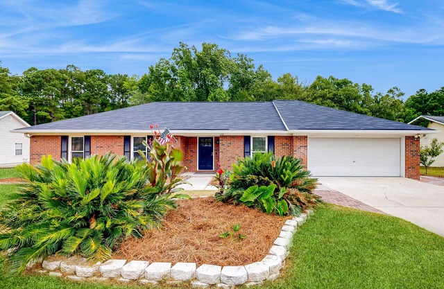 Charming home with large yard, fire pit, AC close to Outlet Mall and Airport