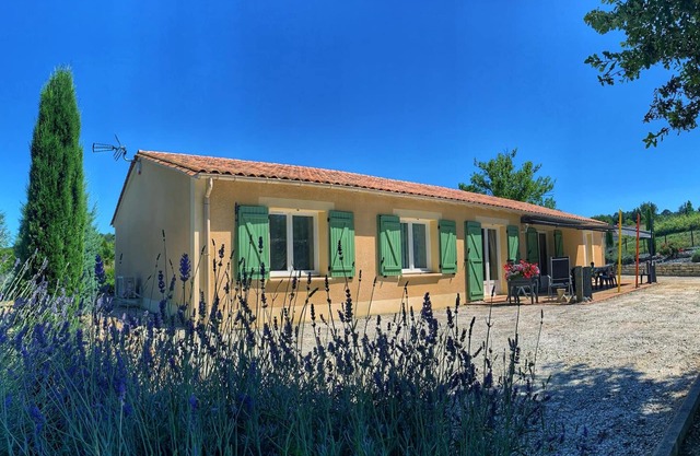 Maison de charme avec terrasse, jardin et équipements complets, à 2 km de Neuvic