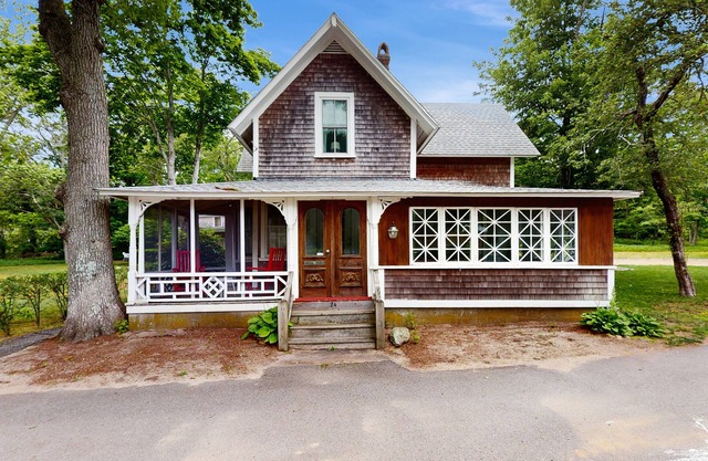 Charming home with walkable beach, large yard, deck, fire pit, and A/C
