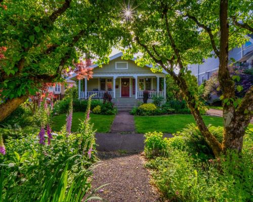 Charming Home, Wonderful Neighborhood!