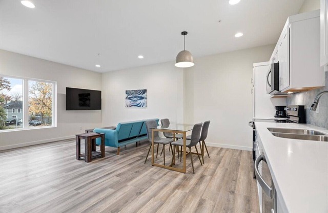 Charming hotel suite in enchanting Evansville with AC, WiFi & parking