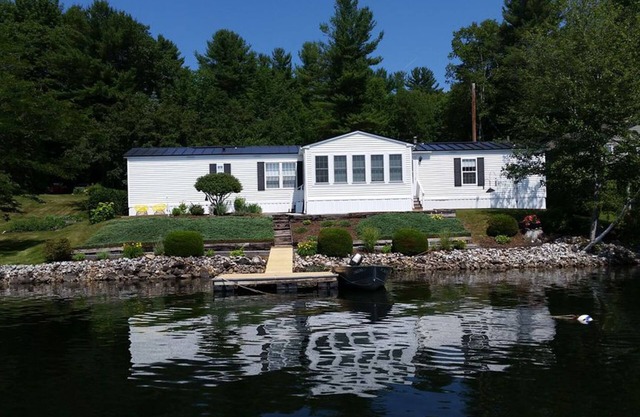 Charmante maison à 13 pieds du lac avec une vue imprenable sur l'eau à louer