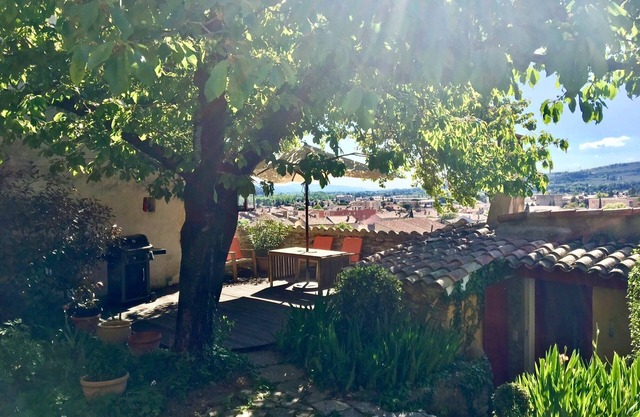 Maison De Charme Au Sommet Du Vieux Village De Nyons