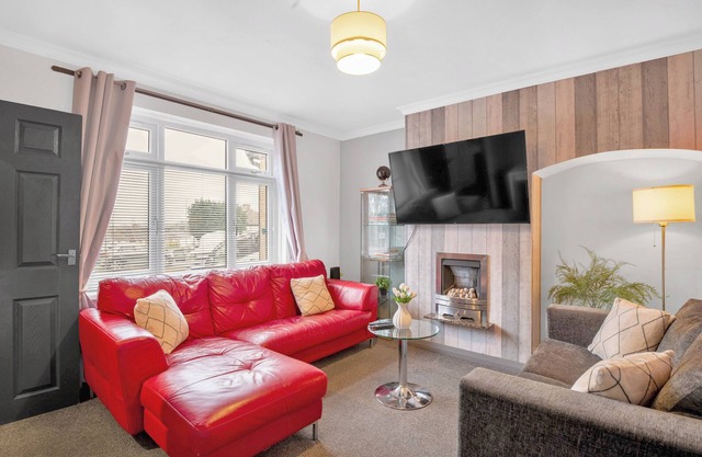 Charming house close to city centre with 6 beds, 2 baths,free parking,EV charger