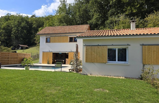 Maison de charme à Château-l'Évêque avec piscine privée