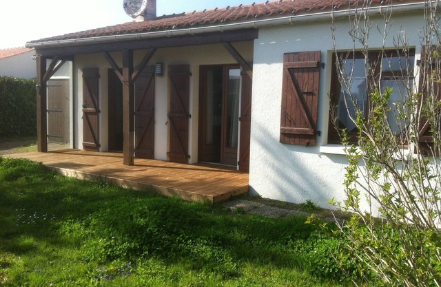 Charming house sleeps 5, 6 km from beaches.