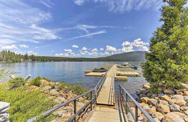 Charming House w / Deck - À quelques pas du lac Almanor!