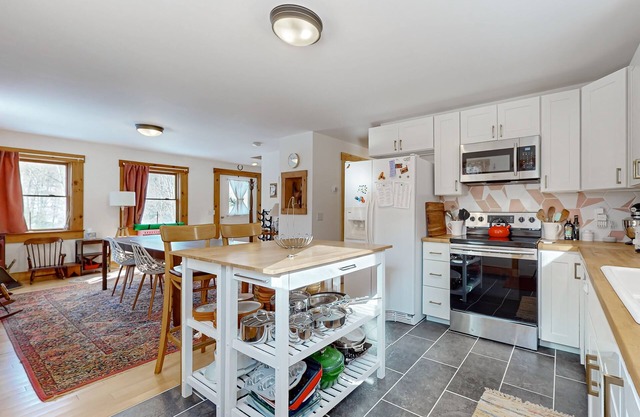 Charming house w/ peaceful yard, close to village & recreation, kitchen, w/d