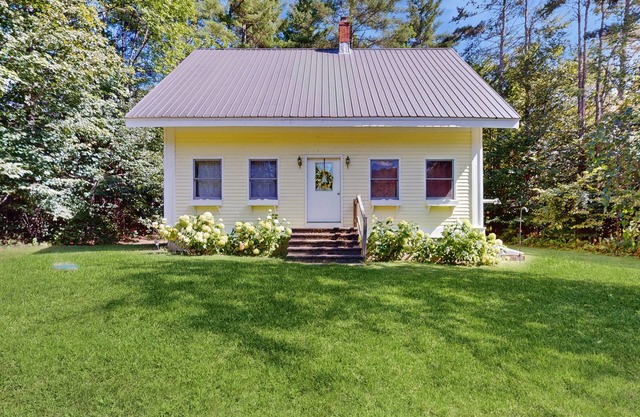 Charming house w/ peaceful yard, close to village & recreation, kitchen, w/d