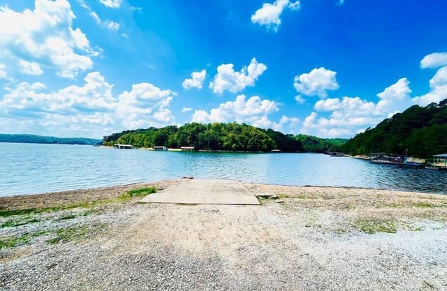 Charming house with lake view, neighborhood beach