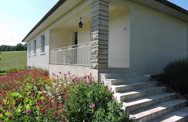Maison Indépendante avec Grand Jardin, Cheminée, Wifi et Équipements de Loisirs à Agonac