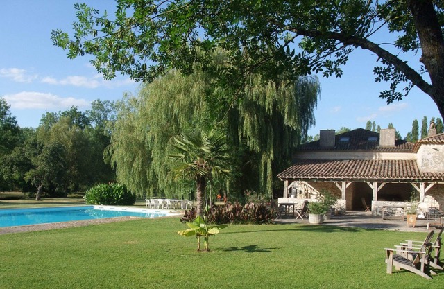 Demeure de charme avec piscine et SPA, étang, TRANQUILITE à 1km du village