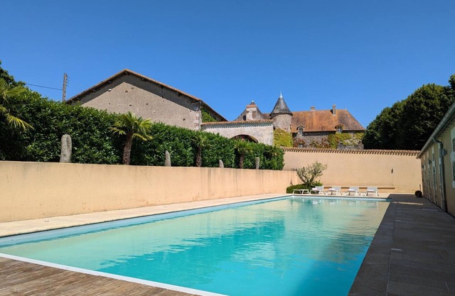 Charmante Maison de Campagne avec Piscine Chauffée en Charente