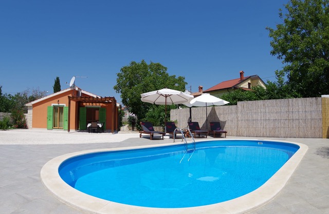 Charmante maison avec piscine privée dans le village Sveti Kirin