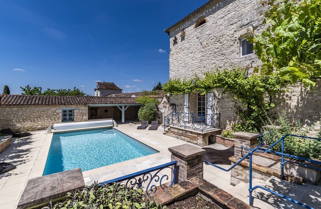 Charmante maison,piscine et cour privée à côté d'un château,et la climatisation.