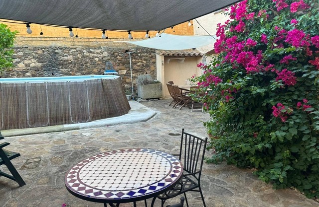 Charming house with swimming pool in the heart of a village 15 minutes from Girona.