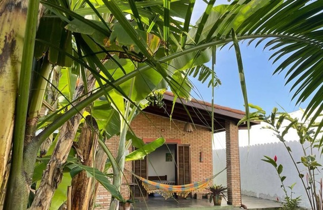 Charming house with tropical garden 1500 meters from Cruzeiro beach.