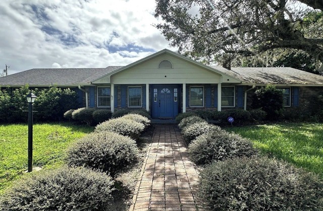 Charming House With 3 Bed/3 Bath in Ft. Pierce, FL