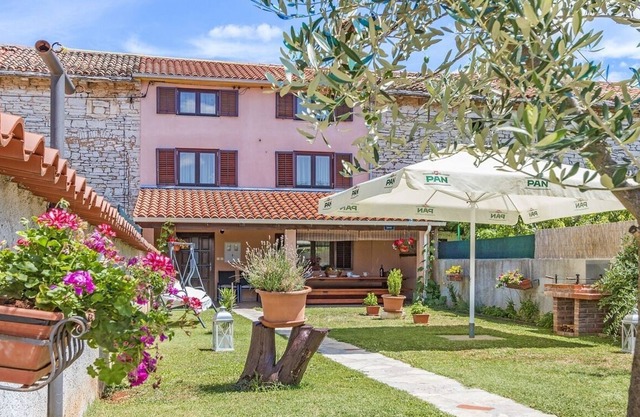 Charmante maison de vacances intérieure dans le village d'Orihi