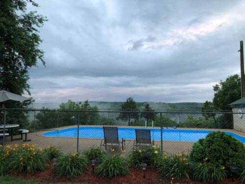 Charming Inn w Gorgeous Views Crooked Creek 2 Queens and Kitchen