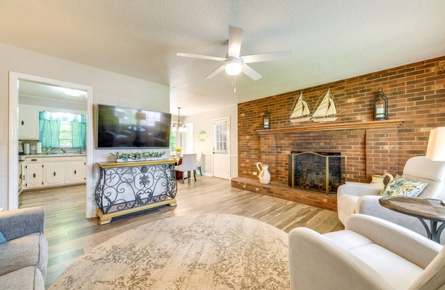Charming Jonesville Home w/ Grill - Near Wineries!