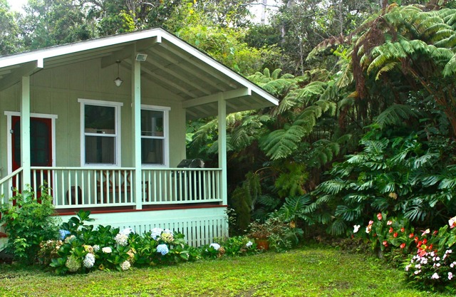 Charme Kaloko Mountain Cottage avec bain à remous - privé, isolé et confortable !!