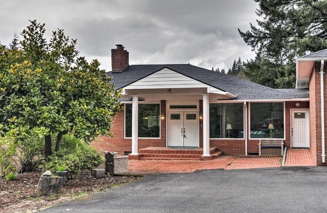 Charming Kelso Home with Proximity to Cowlitz River!