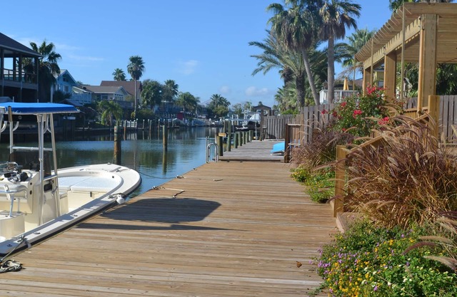 CHARMANT CLÉ ALLEGRO WATERFRONT HOME, QUAI DE BATEAU, PONT, KAYAKS, PADDLE BOARDS!