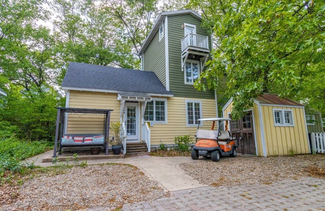 Charmante petite maison avec une voiturette de golf