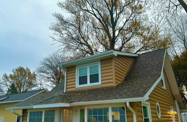 Charming Lake Erie front 2-bedroom house with hot tub in lovely Conneaut